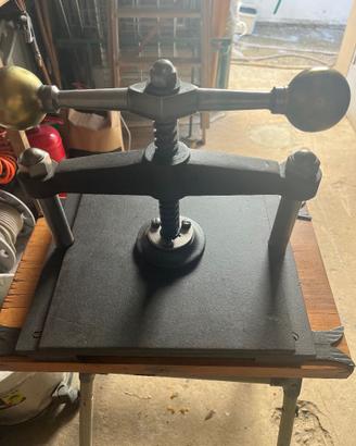 Antica pressa/torchio per stampa e rilegatura