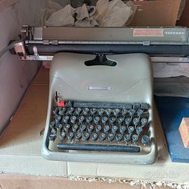 Macchina da scrivere vintage Olivetti