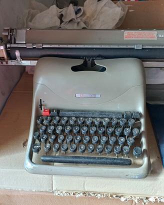 Macchina da scrivere vintage Olivetti