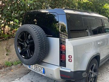 Land Rover Defender anno 2024 unico proprietario