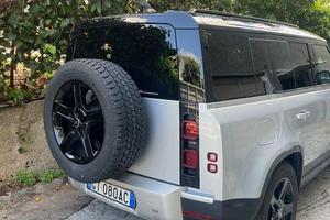 Land Rover Defender anno 2024 unico proprietario