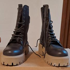 Stivaletti da donna modello anfibio, marca Bata