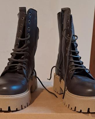 Stivaletti da donna modello anfibio, marca Bata