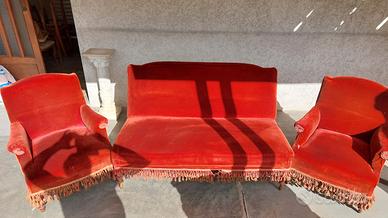 Divanetto con due poltrone 