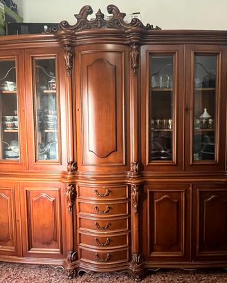 Credenza in legno con vetrina