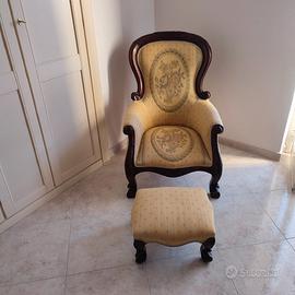 poltrona in noce con puff in stile classico