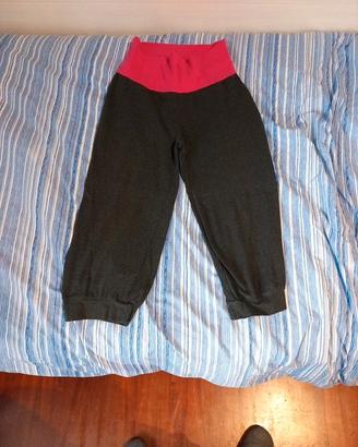 pantaloni yoga Decathlon grigi e fucsia