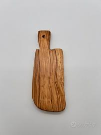 Tagliere artigianale in legno d'olivo sagomato