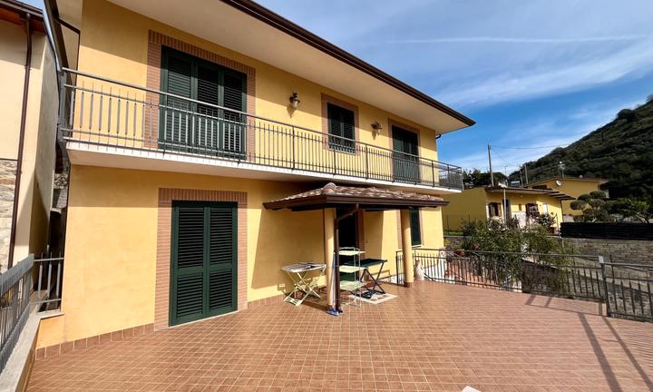 Villa bifamiliare di mq 278 zona Curtignano