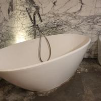 Vasca da bagno e rubinetteria delux