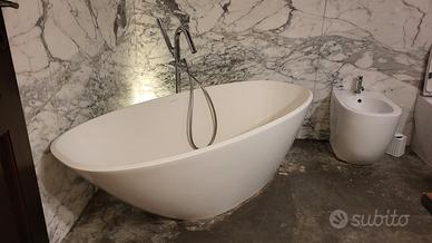 Vasca da bagno e rubinetteria delux