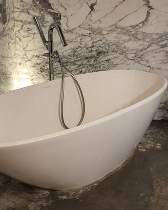 Vasca da bagno e rubinetteria delux