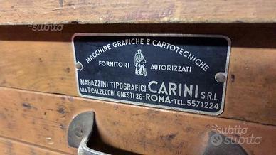 Vecchio mobile da tipografo