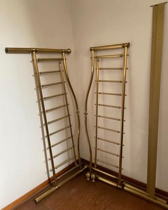 Struttura Letto matrimoniale metallo dorato.