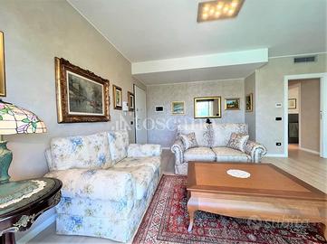Divano 2 posti - tappezzeria beige/blu floreale