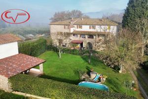 Villa di 298 m² con più di 5 locali e box auto dop