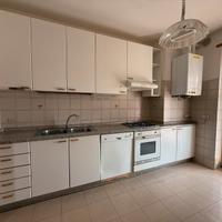 Cucina completa, pensili, tavolo e 4 sedie