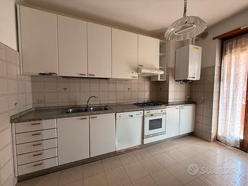 Cucina completa, pensili, tavolo e 4 sedie