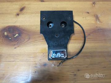 Staffa porta targa inclinata per Harley