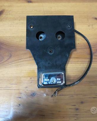 Staffa porta targa inclinata per Harley
