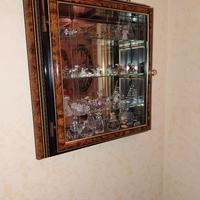 Bacheca in radica e vetro