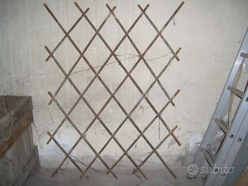 Vecchia INFERIATA a ROMBI del 700 in ferro battuto