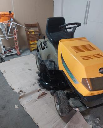 trattorino taglia erba rasa erba 