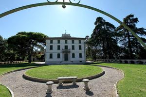 Villa di 2130 m² con più di 5 locali e box auto a 