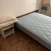 Letto matrimoniale comodino scrivania armadio