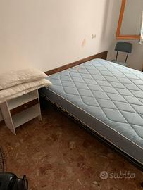 Letto matrimoniale comodino scrivania armadio