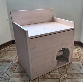 Casetta per gatto in legno con tiragraffi