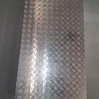 2 Pedane in alluminio, 1 carrellata, 1 fissa.