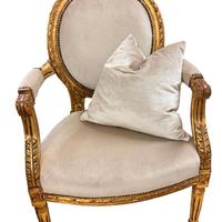 Poltrona in legno con cuscino
