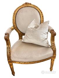 Poltrona in legno con cuscino