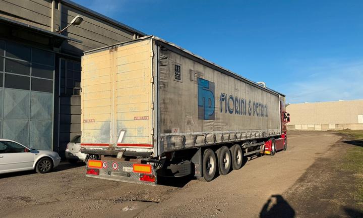 Semirimorchio centinato buca coils Viberti