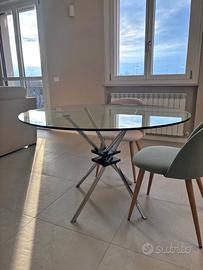 Tavolo rotondo in vetro gambe incrociate