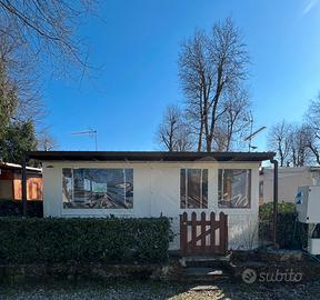 Casetta in legno con roulotte lago Maggiore