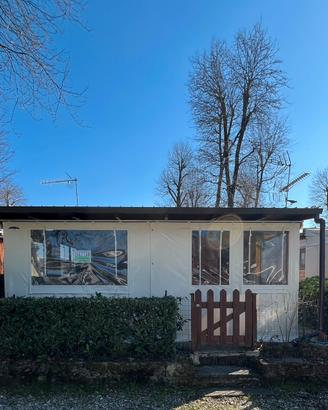 Casetta in legno con roulotte lago Maggiore