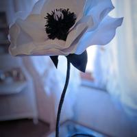 fiore gigante bianco e nero a lampada 
