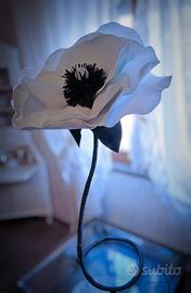 fiore gigante bianco e nero a lampada 