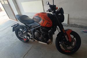 Triumph trident 660 arancione 