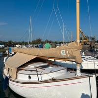 Natante a vela con deriva