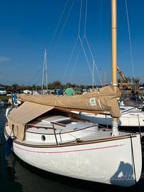 Natante a vela con deriva