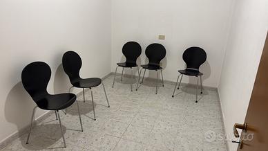 5 sedie in legno scuro