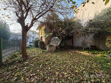 CASA SEMINDIPENDENTE A MONZAMBANO