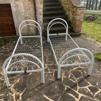 Coppia di letti singoli in ferro