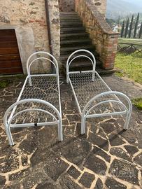 Coppia di letti singoli in ferro