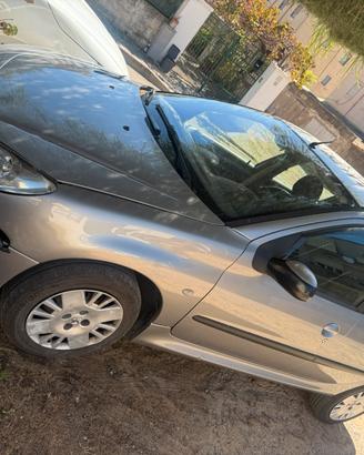 Peugeot 206 incidentato