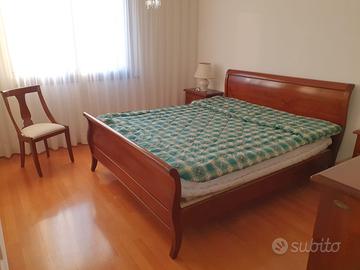 Camera classica da letto in noce nazionale