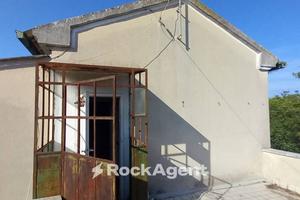 CASA INDIPEDENTE DA RICOSTRUIRE